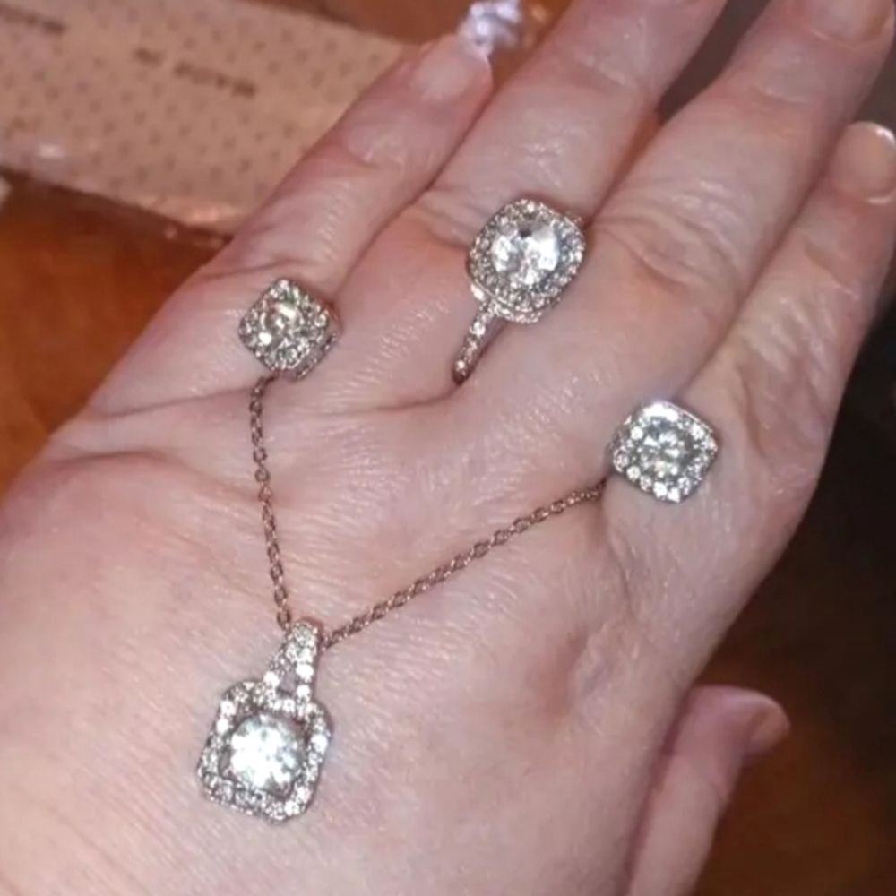 Stunning jewelry set for women